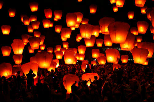 COLOURED SKY LANTERNS